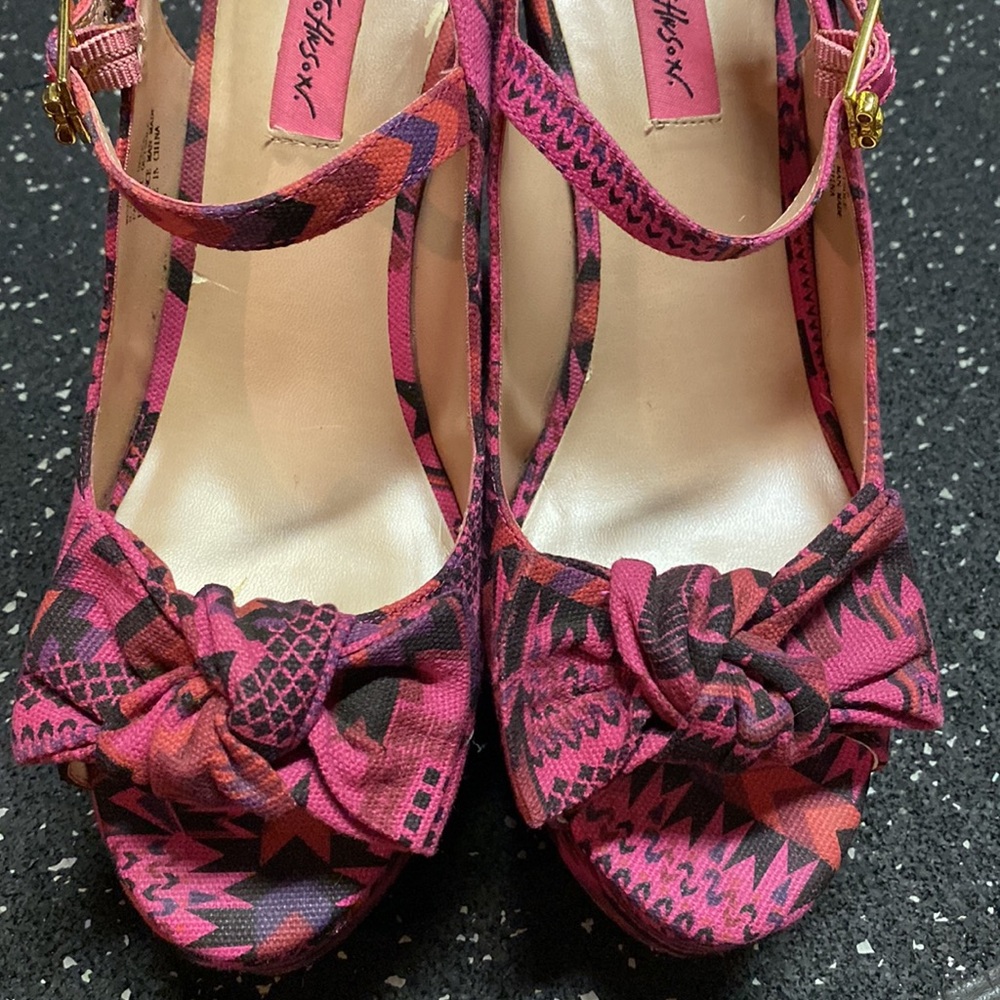 NIB Betsy Johnson Wenndy Fuchsia Multi Strappy Wedges - Picture 6 of 11
